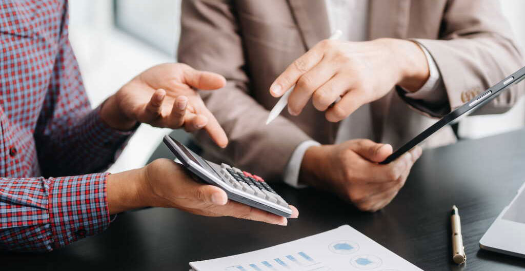 Écran d'ordinateur affichant une interface de gestion d'assurance-vie avec répartition fonds euros et unités de compte, document de convention de nantissement sur le bureau